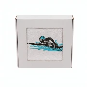Biały personalizowany ręcznik bawełniany o gramaturze 500g z haftem przedstawiającym płynącego mężczyznę, elegancko zaprezentowany w pudełku z okienkiem.