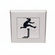 Biały personalizowany ręcznik 500g z haftem sylwetki kobiety dynamicznie pokonującej płotek lekkoatletyczny, wykonany ze 100% bawełny, umieszczony w estetycznym pudełku.