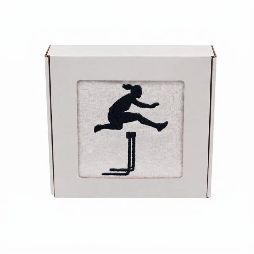 Biały personalizowany ręcznik 500g z haftem sylwetki kobiety dynamicznie pokonującej płotek lekkoatletyczny, wykonany ze 100% bawełny, umieszczony w estetycznym pudełku.