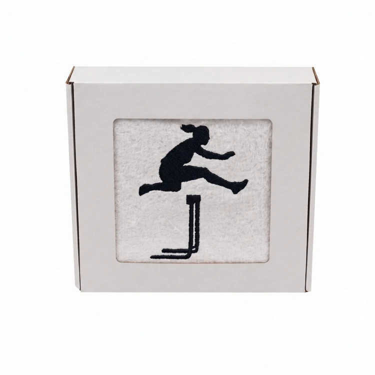 Biały personalizowany ręcznik 500g z haftem sylwetki kobiety dynamicznie pokonującej płotek lekkoatletyczny, wykonany ze 100% bawełny, umieszczony w estetycznym pudełku.