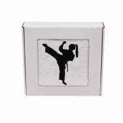 Biały personalizowany ręcznik 500g z haftem sylwetki kobiety w kimonie podczas treningu karate, wykonany ze 100% bawełny, umieszczony w estetycznym pudełku z okienkiem.