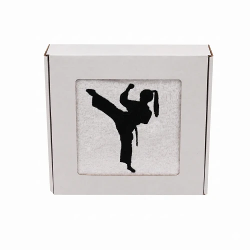Biały personalizowany ręcznik 500g z haftem sylwetki kobiety w kimonie podczas treningu karate, wykonany ze 100% bawełny, umieszczony w estetycznym pudełku z okienkiem.
