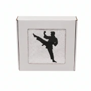 Biały personalizowany ręcznik bawełniany 500g z haftem przedstawiającym mężczyznę w kimonie wykonującego cios karate, zapakowany w eleganckie pudełko z okienkiem.