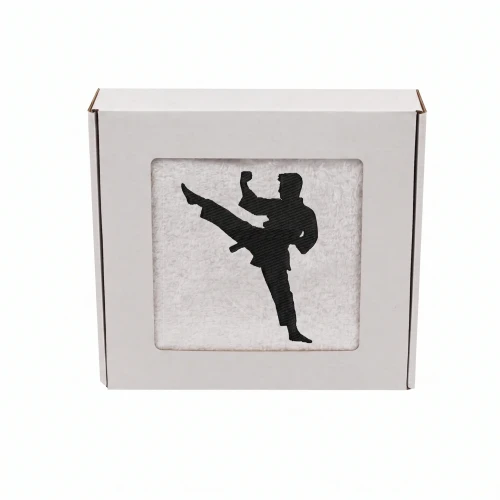 Biały personalizowany ręcznik bawełniany 500g z haftem przedstawiającym mężczyznę w kimonie wykonującego cios karate, zapakowany w eleganckie pudełko z okienkiem.