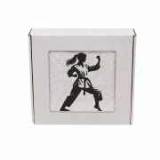 Biały personalizowany ręcznik 500g z haftem sylwetki kobiety w kimonie podczas treningu karate, wykonany ze 100% bawełny, umieszczony w estetycznym pudełku z okienkiem.