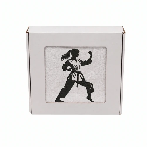 Biały personalizowany ręcznik 500g z haftem sylwetki kobiety w kimonie podczas treningu karate, wykonany ze 100% bawełny, umieszczony w estetycznym pudełku z okienkiem.