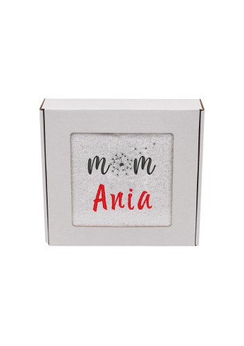 Ręcznik z personalizowanym haftem na Dzień Mamy biały, bawełna frotte 500 g,  zapakowany na prezent w pudełko z okienkiem