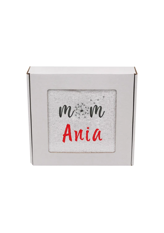 Ręcznik z personalizowanym haftem na Dzień Mamy biały, bawełna frotte 500 g,  zapakowany na prezent w pudełko z okienkiem