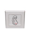 Biały, puszysty personalizowany ręcznik z haftem sylwetki kobiety w ciąży, zapakowany w eleganckie pudełko z okienkiem. Idealny, gotowy prezent na Baby Shower lub Bociankowe. Wykonany ze 100% bawełny frotte o wysokiej gramaturze 500g.