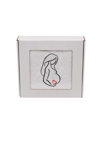 Biały, puszysty personalizowany ręcznik z haftem sylwetki kobiety w ciąży, zapakowany w eleganckie pudełko z okienkiem. Idealny, gotowy prezent na Baby Shower lub Bociankowe. Wykonany ze 100% bawełny frotte o wysokiej gramaturze 500g.