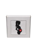 Biały, puszysty personalizowany ręcznik z haftem sylwetki kobiety w ciąży, zapakowany w eleganckie pudełko z okienkiem. Idealny, gotowy prezent na Baby Shower lub Bociankowe. Wykonany ze 100% bawełny frotte o wysokiej gramaturze 500g.