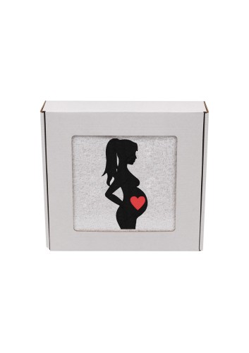 Biały, puszysty personalizowany ręcznik z haftem sylwetki kobiety w ciąży, zapakowany w eleganckie pudełko z okienkiem. Idealny, gotowy prezent na Baby Shower lub Bociankowe. Wykonany ze 100% bawełny frotte o wysokiej gramaturze 500g.