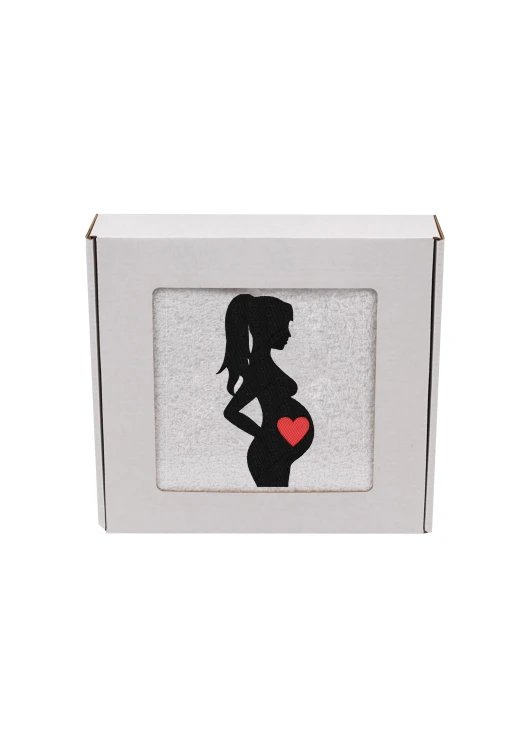 Biały, puszysty personalizowany ręcznik z haftem sylwetki kobiety w ciąży, zapakowany w eleganckie pudełko z okienkiem. Idealny, gotowy prezent na Baby Shower lub Bociankowe. Wykonany ze 100% bawełny frotte o wysokiej gramaturze 500g.