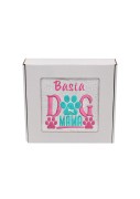 Biały ręcznik premium z personalizowanym  haftem "Dog Mama", zapakowany w eleganckie pudełko z okienkiem na prezent.