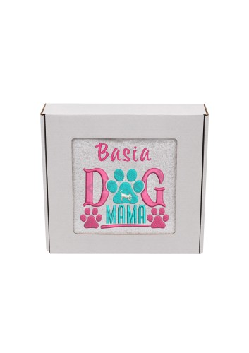 Biały ręcznik premium z personalizowanym  haftem "Dog Mama", zapakowany w eleganckie pudełko z okienkiem na prezent.