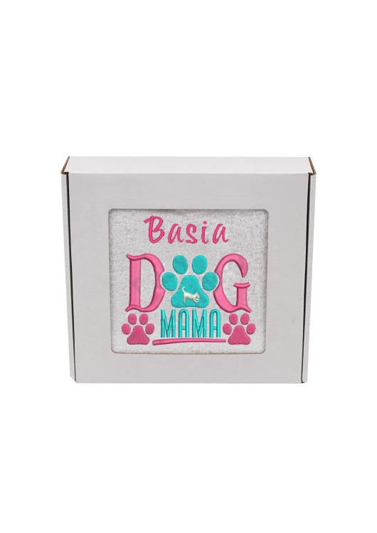 Biały ręcznik premium z personalizowanym  haftem "Dog Mama", zapakowany w eleganckie pudełko z okienkiem na prezent.