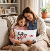 Emocjonalne zdjęcie mamy i córki przytulających się na kanapie z personalizowaną poduszką Super Mom.