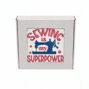 Ręcznik z haftem maszyny do szycia i napisem Sewing is my superpower w pudełku prezentowym.