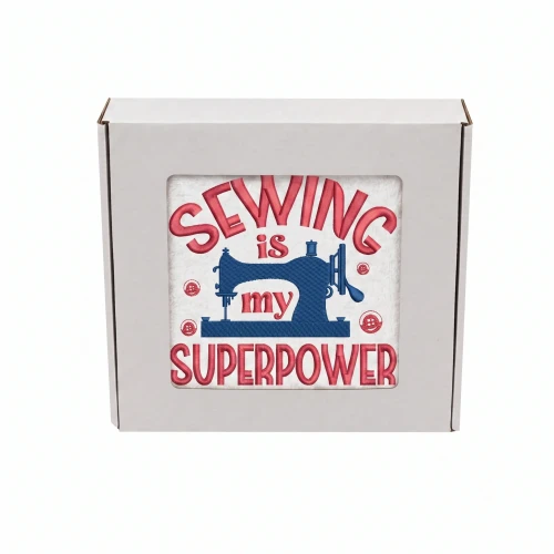 Ręcznik z haftem maszyny do szycia i napisem Sewing is my superpower w pudełku prezentowym.