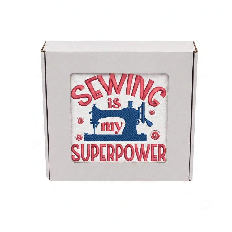 Ręcznik z haftem maszyny do szycia i napisem Sewing is my superpower w pudełku prezentowym.