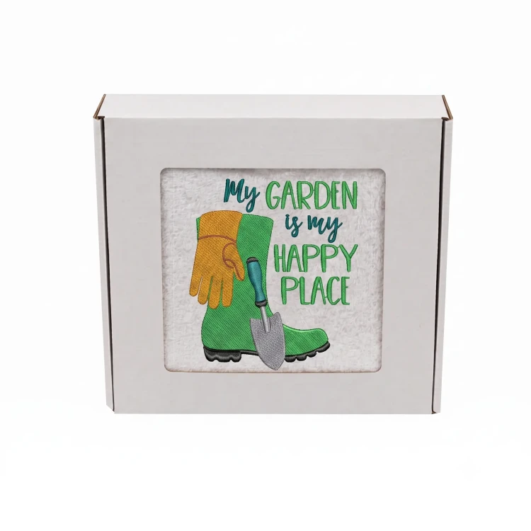 Personalizowany ręcznik bawełniany z haftem ogrodniczym 'My Garden is My Happy Place', zapakowany w eleganckie pudełko z okienkiem.