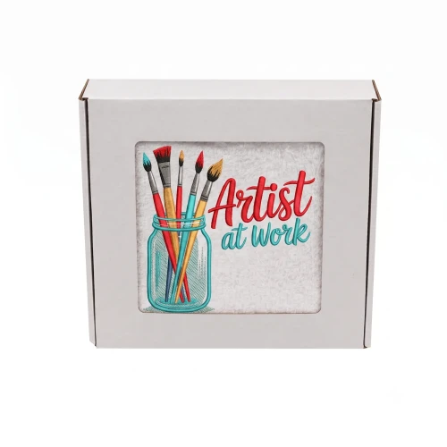 Personalizowany ręcznik z haftem Artist at Work w pudełku prezentowym z okienkiem, bawełna 500g, prezent dla artysty.