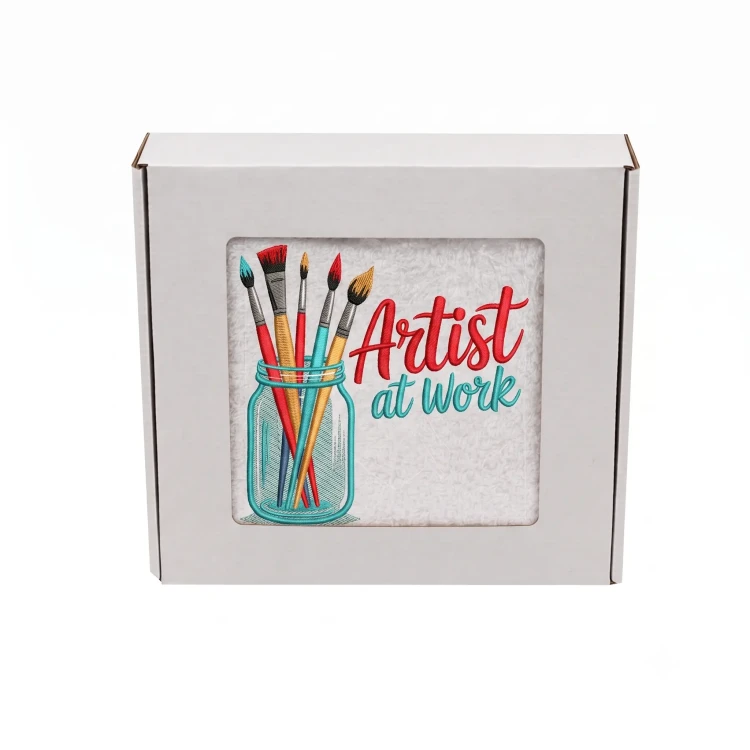 Personalizowany ręcznik z haftem Artist at Work w pudełku prezentowym z okienkiem, bawełna 500g, prezent dla artysty.
