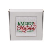 Elegancki świąteczny ręcznik frotte 500g z klasycznym haftem Merry Christmas i gałązkami ostrokrzewu, zapakowany w białe kartonowe pudełko z okienkiem, gotowy na prezent.