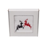 Elegancki świąteczny ręcznik frotte 500g z precyzyjnym haftem przedstawiającym dwa skaczące renifery ozdobione śnieżynkami, zapakowany w białe kartonowe pudełko z okienkiem, idealny na prezent.