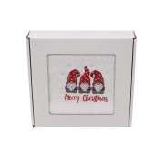 Elegancki świąteczny ręcznik frotte 500g z precyzyjnym haftem przedstawiającym trzy urocze krasnale i napis Merry Christmas, zapakowany w białe kartonowe pudełko z okienkiem, idealny na prezent pod choinkę.