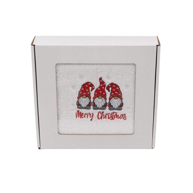Elegancki świąteczny ręcznik frotte 500g z precyzyjnym haftem przedstawiającym trzy urocze krasnale i napis Merry Christmas, zapakowany w białe kartonowe pudełko z okienkiem, idealny na prezent pod choinkę.