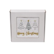 Elegancki świąteczny ręcznik frotte 500g z precyzyjnym haftem przedstawiającym trzy stylizowane choinki ze złotymi gwiazdami oraz złoty napis Merry Christmas, idealny na prezent.