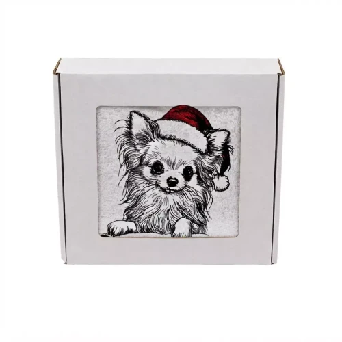 Miękki ręcznik bawełniany z emocjonalnym haftem Chihuahua w czapce Mikołaja, zapakowany w eleganckie białe pudełko z okienkiem jako prezent dla miłośnika psów