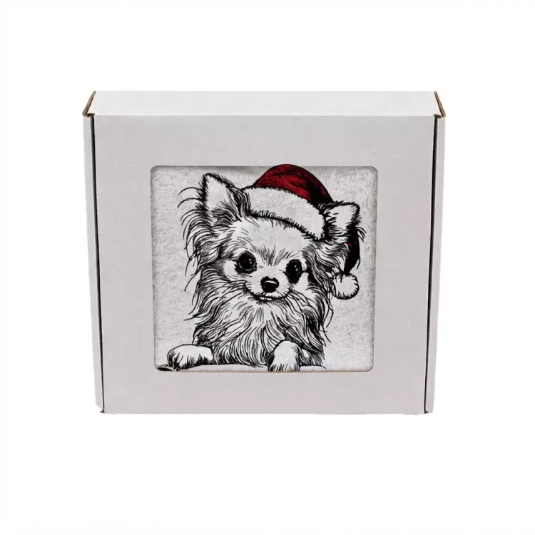 Miękki ręcznik bawełniany z emocjonalnym haftem Chihuahua w czapce Mikołaja, zapakowany w eleganckie białe pudełko z okienkiem jako prezent dla miłośnika psów