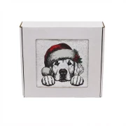 Miękki ręcznik bawełniany z emocjonalnym haftem przedstawiającym Golden Retrievera w czapce Mikołaja, zapakowany w eleganckie białe pudełko z okienkiem jako prezent dla miłośnika psów