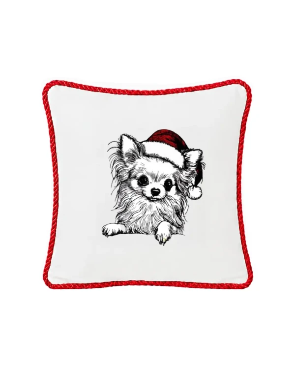 Śmietankowa poszewka welurowa 45x45 cm z haftem przedstawiającym pieska Chihuahua w świątecznej czapce Mikołaja, ozdobiona czerwonym sznurem wokół krawędzi.