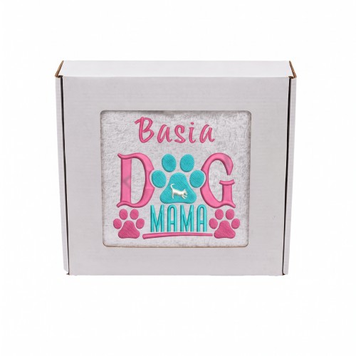 Biały ręcznik premium z personalizowanym  haftem Dog Mama, zapakowany w eleganckie pudełko z okienkiem na prezent.