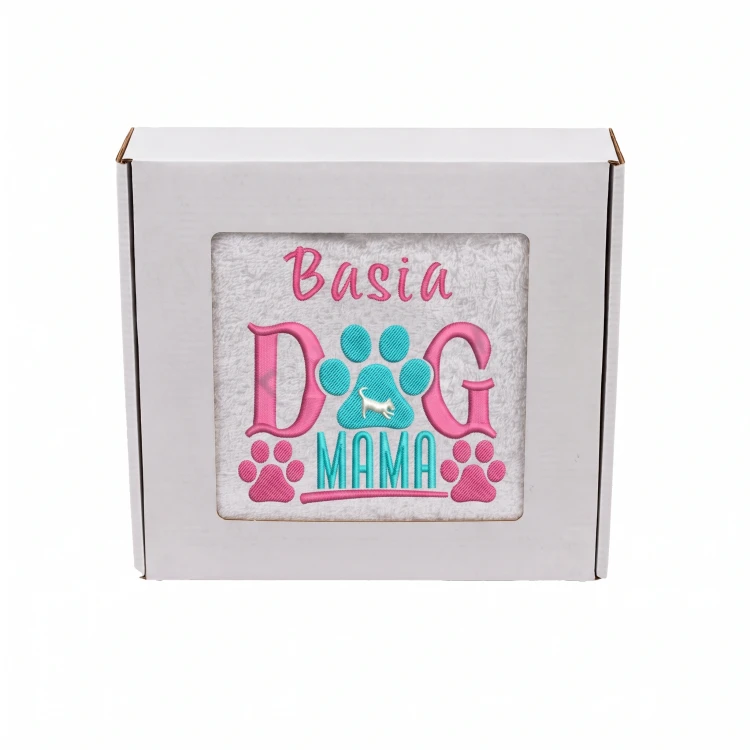 Biały ręcznik premium z personalizowanym  haftem Dog Mama, zapakowany w eleganckie pudełko z okienkiem na prezent.