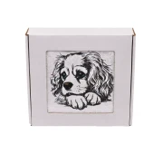 Personalizowany ręcznik frotte z precyzyjnym haftem portretowym psa rasy spaniel opierającego łapki, zapakowany w eleganckie białe pudełko z okienkiem.
