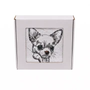 Personalizowany ręcznik frotte z precyzyjnym haftem przedstawiającym uroczą chihuahua z dużymi uszami, zapakowany w eleganckie białe pudełko z okienkiem.