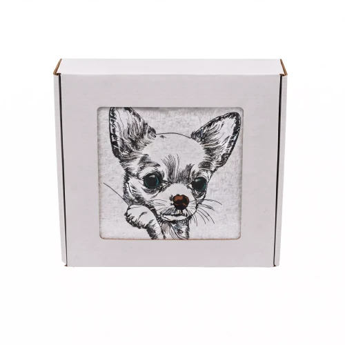 Personalizowany ręcznik frotte z precyzyjnym haftem przedstawiającym uroczą chihuahua z dużymi uszami, zapakowany w eleganckie białe pudełko z okienkiem.