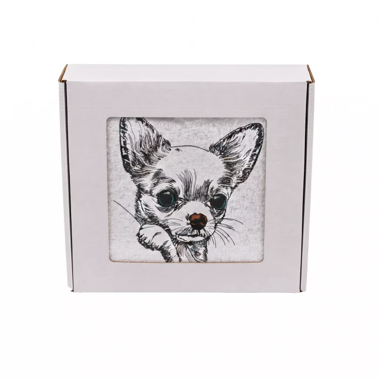 Personalizowany ręcznik frotte z precyzyjnym haftem przedstawiającym uroczą chihuahua z dużymi uszami, zapakowany w eleganckie białe pudełko z okienkiem.