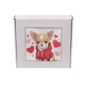 Personalizowany ręcznik frotte z precyzyjnym haftem przedstawiającym uroczą chihuahua w czerwonej bluzie z kapturem w otoczeniu serduszek, zapakowany w eleganckie białe pudełko z okienkiem.