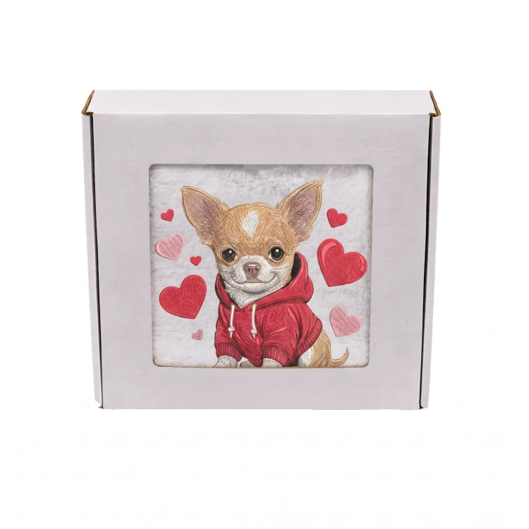 Personalizowany ręcznik frotte z precyzyjnym haftem przedstawiającym uroczą chihuahua w czerwonej bluzie z kapturem w otoczeniu serduszek, zapakowany w eleganckie białe pudełko z okienkiem.