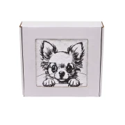 Personalizowany ręcznik frotte z precyzyjnym haftem przedstawiającym czarno-biały szkic chihuahua z łapkami wyglądającymi zza krawędzi, zapakowany w eleganckie białe pudełko z okienkiem.