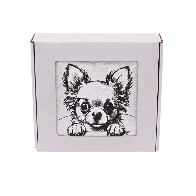 Personalizowany ręcznik frotte z precyzyjnym haftem przedstawiającym czarno-biały szkic chihuahua z łapkami wyglądającymi zza krawędzi, zapakowany w eleganckie białe pudełko z okienkiem.