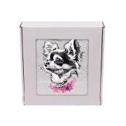 Personalizowany ręcznik frotte z precyzyjnym haftem przedstawiającym elegancką chihuahua w różowej obróżce z pereł i kokardą, zapakowany w białe pudełko z okienkiem.