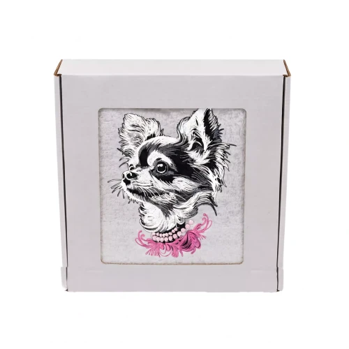 Personalizowany ręcznik frotte z precyzyjnym haftem przedstawiającym elegancką chihuahua w różowej obróżce z pereł i kokardą, zapakowany w białe pudełko z okienkiem.