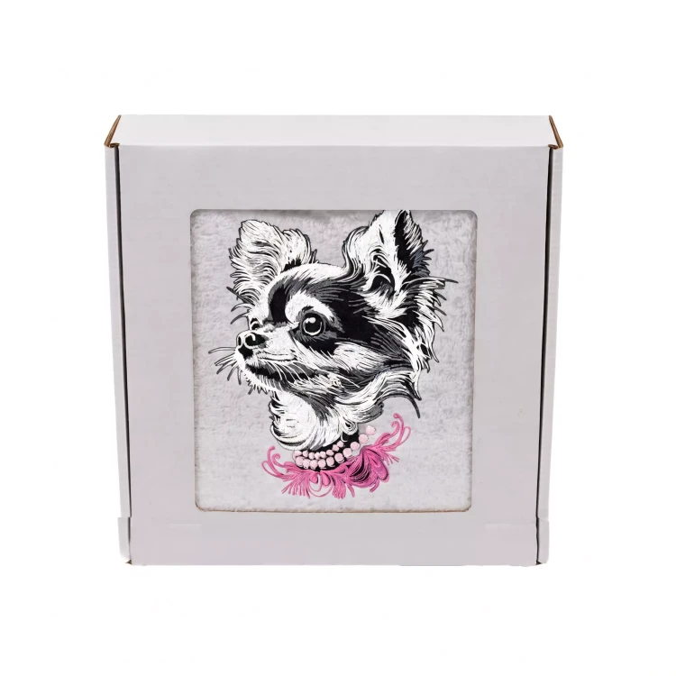 Personalizowany ręcznik frotte z precyzyjnym haftem przedstawiającym elegancką chihuahua w różowej obróżce z pereł i kokardą, zapakowany w białe pudełko z okienkiem.