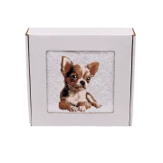 Personalizowany ręcznik frotte z precyzyjnym haftem przedstawiającym siedzącego, brązowo-białego szczeniaka chihuahua, zapakowany w białe pudełko prezentowe z okienkiem.